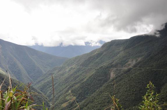 Cortando toda a encosta, a Carretera de la Muerte, estrada que desce os Andes em direção à Coroico, na Bolívia